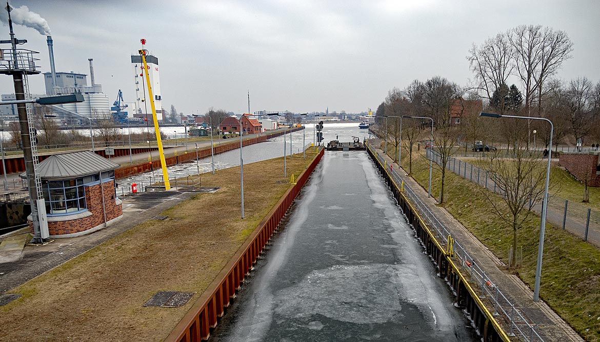 Weserwehr - Brücke über die Schleusenkammern - Bremen sehenswert