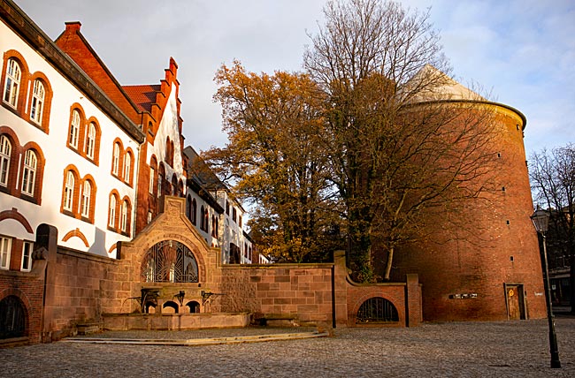 Wilhelmshaven - Kaiser-Wilhelm-Brunnen neben der Torpedokaserne zur einen und dem Luftschutzbunker zur anderen Seite