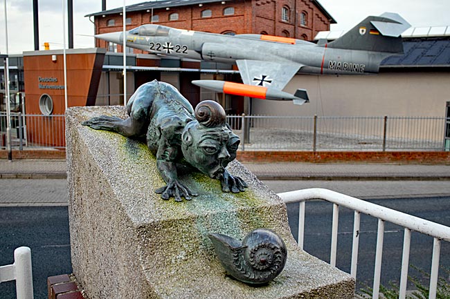 Wilhelmshaven - Durchgang von der Südstrandpromenade zum Deutschen Marinemuseum