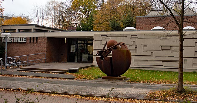 Wilhelmshaven - Kunsthalle mit Skulptur Seemannsgarn