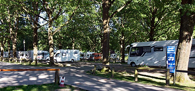 Gut durch Bäume beschattet ist der Reisemobilstellplatz beim Restaurant "Zum Kuhhirten" an der Weser - Bremen sehenswert