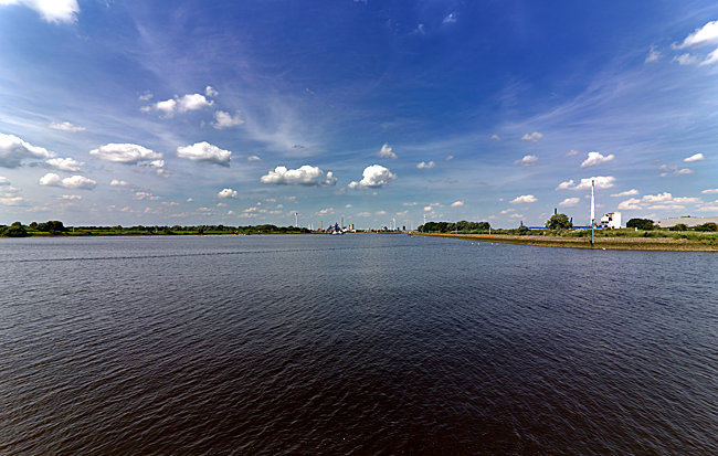 A view across wide waters at the harbor entrance to the Neustädter Hafen near Lankenauer Höft - Bremen sehenswert