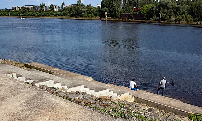 Treppe zur Weser im Spiel- und Wassergarten Woltmershausen - Bremen sehenswert