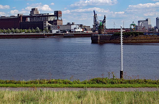Blick über die Weser auf die Einfahrt zur Überseestadt - Bremen sehenswert