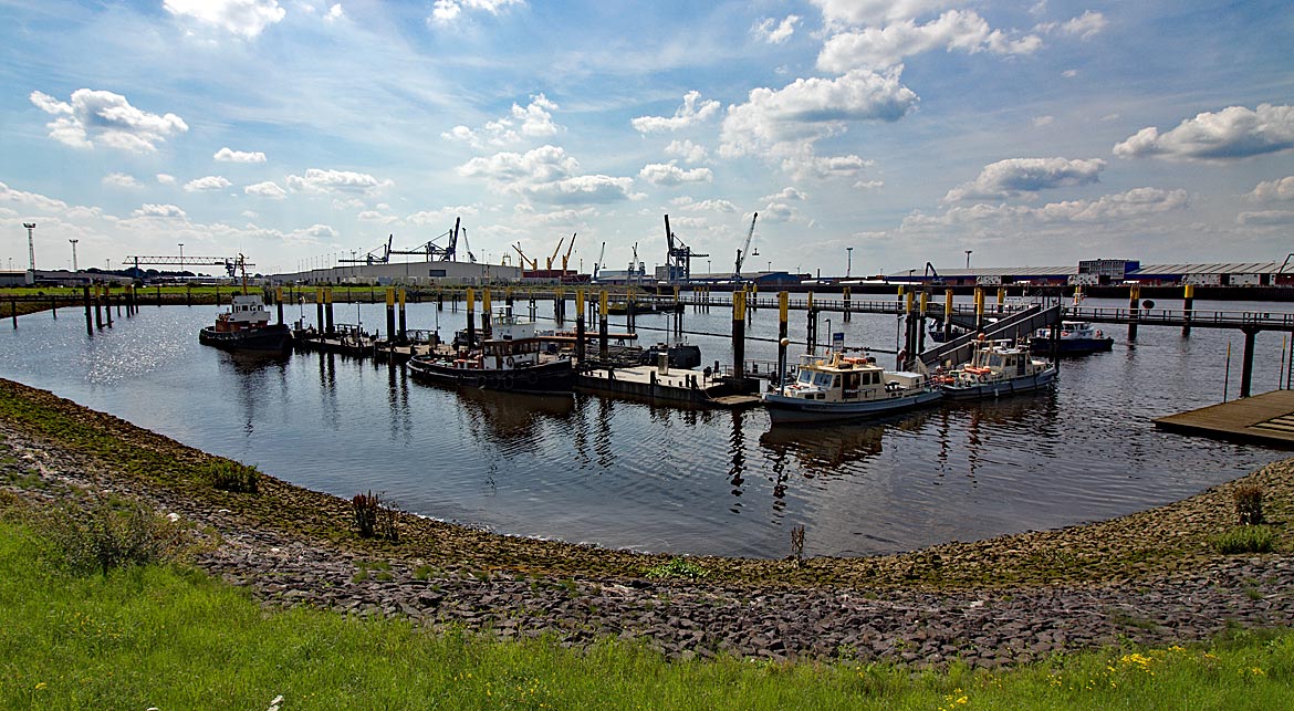 Blick in den Neustädter Hafen vom Lankenauer Höft aus - Bremen sehenswert