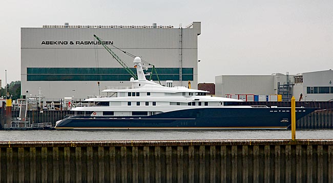 Yacht am Ausrüstungskai von Abeking und Rasmussen in Vegesack